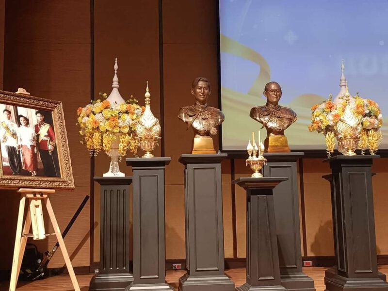 ททบ.5 มอบเงินสนับสนุนสมาคมต่อต้านโรคมะเร็ง อัญเชิญประติมากรรมพระบรมรูป ร.8 ร.9 ประดิษฐานหน้าตึก 100 ปี รพ.ศิริราช