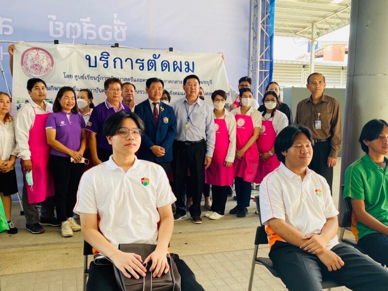 นนทบุรี  ศูนย์เรียนรู้การพัฒนาสตรีและครอบครัวภาคกลางบริการตัดผมนักเรียนPAT