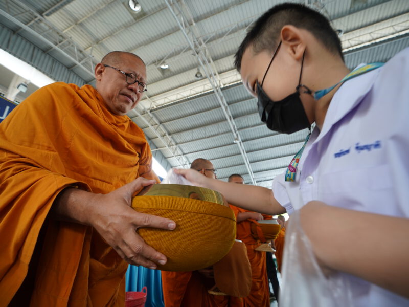 โรงเรียนอนุบาลนครปฐม จัดพิธีทำบุญตักบาตรงานเฉลิมพระเกียรติฯในหลวง