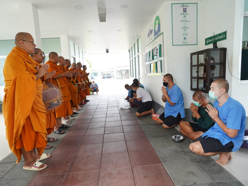 เรือนจำกลางนครปฐม จัดพิธีตักบาตรเฉลิมพระเกียรติ เนื่องในโอกาสมหามงคล 6 รอบ 28 กรกฎาคม 2567