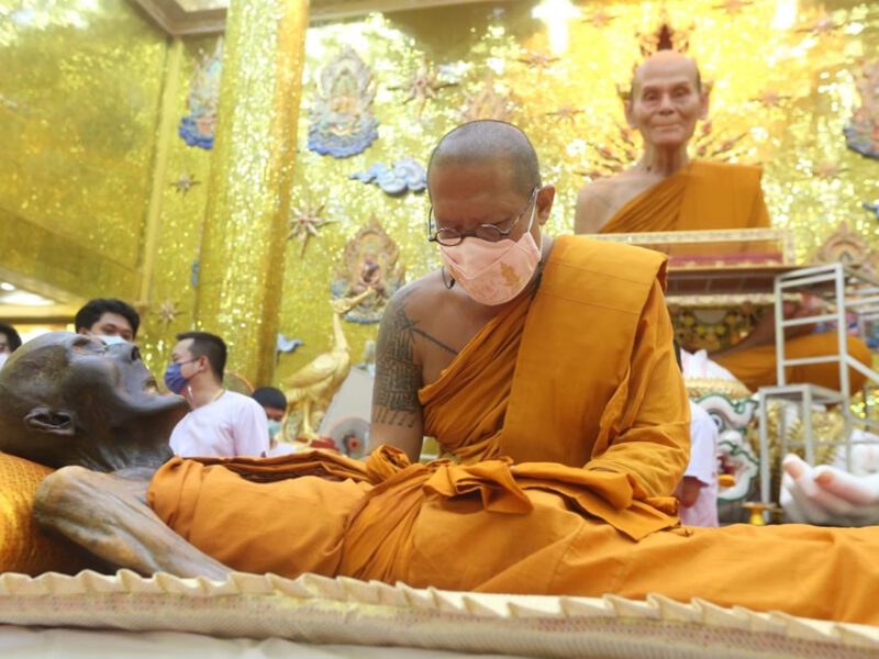 หลวงพี่น้ำฝน จัดยิ่งใหญ่ปีละครั้งเดียวพิธีเปลี่ยนผ้าครองหลวงพ่อพูล แจกจีวรมงคลฟรี