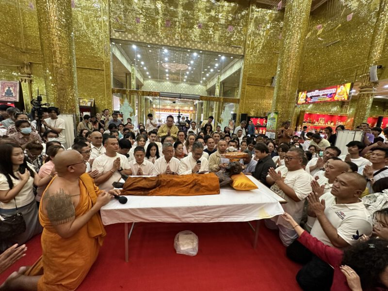นครปฐม  สาธุชนฮือฮา!!!ผิวกายเปล่งประกายดั่งสีทอง เปลี่ยนผ้าครองสรีระสังขารหลวงพ่อพูล ครบ19ปี