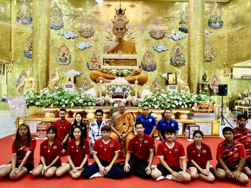 ทีมผู้บริหาร นักกีฬาจานร่อนทีมชาติไทย กราบขอพรหลวงพี่น้ำฝน ก่อนลุยศึกระดับโลก