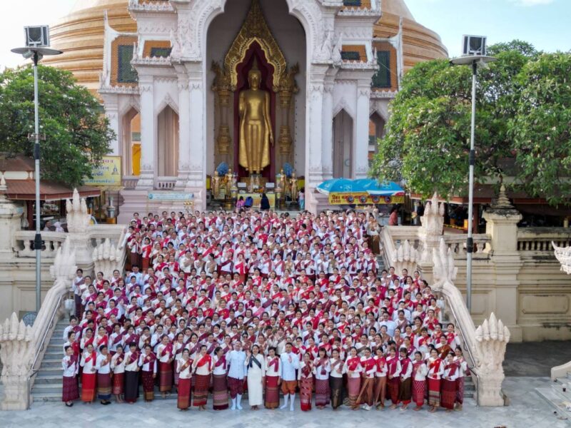 “ครูนครปฐมรวมพลัง 350 คน รำถวายองค์พระปฐมเจดีย์” ในชุดพื้นถิ่น สร้างประวัติศาสตร์หน้าใหม่วงการศึกษาไทย