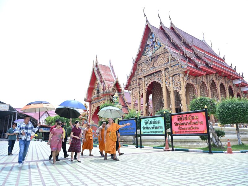 นครปฐม   หลวงพี่น้ำฝน นำ ผู้ว่าฯและโยธาธิการฯ ตรวจสอบโบสถ์เก่าแก่ วัดไผ่ล้อม พระอารามหลวง  เสียหายจากแผ่นดินไหว
