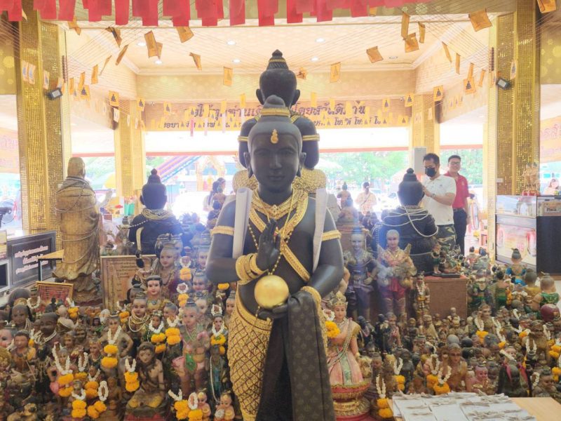 นักเสี่ยงโชคจุดธูปขอเลขเด็ดกุมารสมบัติ วัดไผ่ล้อม