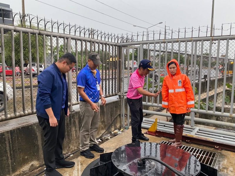 ผู้ว่าฯ นครปฐม ลงพื้นที่ติดตามสถานการณ์น้ำรอการระบายบริเวณทางคู่ขนาน ถนนเพชรเกษม