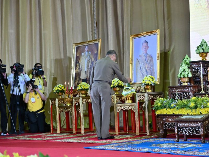 องคมนตรี เป็นประธานถวายผ้าไตรพระราชทานและพัดรองแด่พระสงฆ์ ที่ได้รับรางวัล ในงาน “สืบสานงานพ่อ ต่อยอดทุนเล่าเรียนหลวงสำหรับพระสงฆ์ไทย”