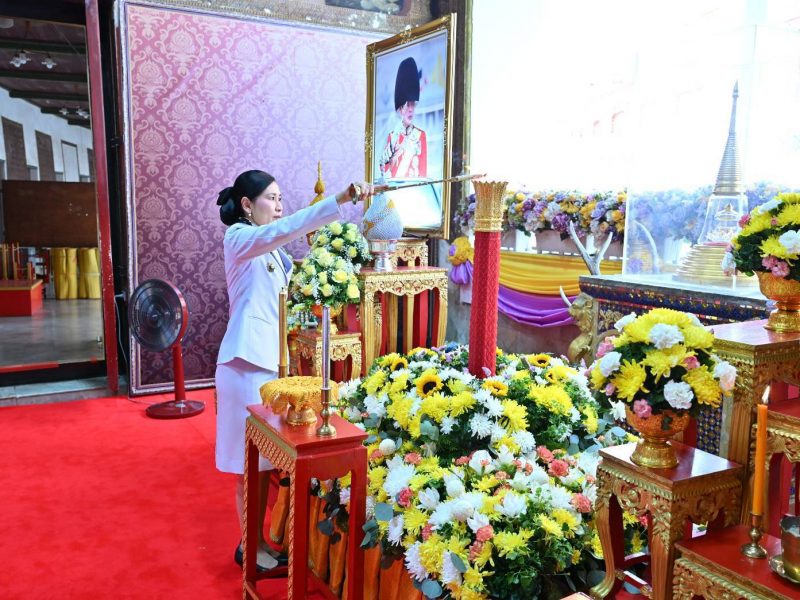 พระบาทสมเด็จพระเจ้าอยู่หัว ทรงพระกรุณาโปรดเกล้าโปรดกระหม่อม พระราชทานเทียนพรรษา ถวายแด่วัดพระปฐมเจดีย์ราชวรมหาวิหาร