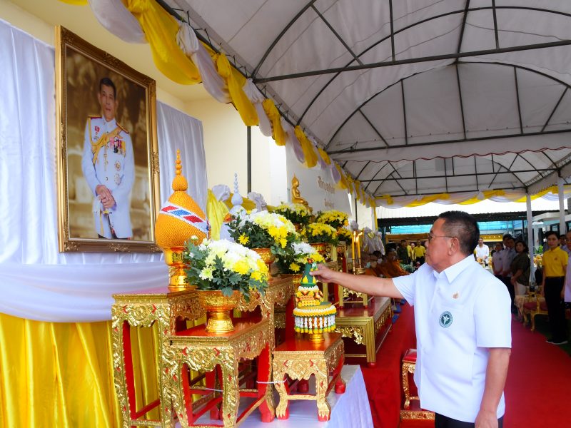 รมช.กระทรวงสาธรณสุข ร่วมกับ รพ.นครปฐม ทำบุญตักบาตร เนื่องในโอกาสวันเฉลิมพระชนมพรรษาในหลวง