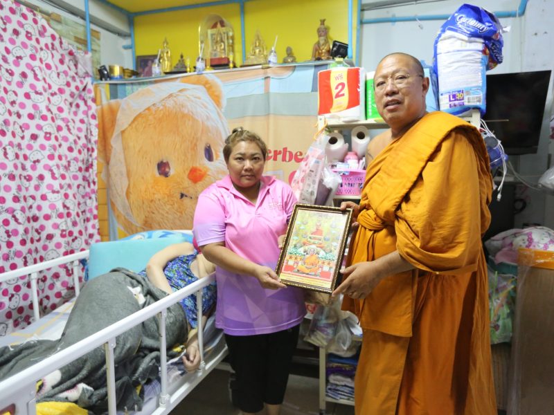 หลวงพี่น้ำฝน  ไม่แผ่วเดินหน้าสาธารณะสงเคราะห์  มอบเตียงให้ผู้ป่วยติดเตียง