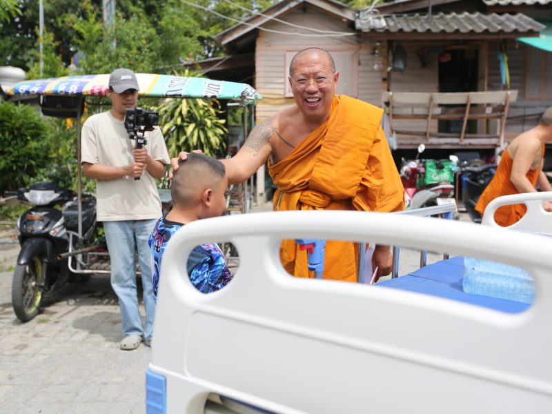 นครปฐม-“หลวงพี่น้ำฝน”ลงพื้นที่ช่วยเหลือครอบครัวผู้ป่วย”ชุมชนมอญ”
