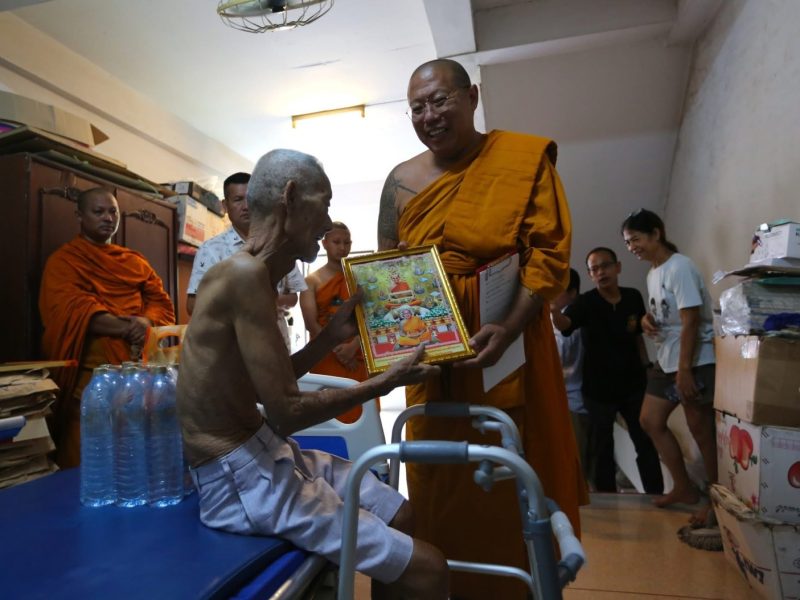 “แม้จะยากจนด้วยทรัพย์ แต่มั่งคั่งด้วยธรรม”หลวงพี่น้ำฝน ส่งเสริม สะใภ้กตัญญู