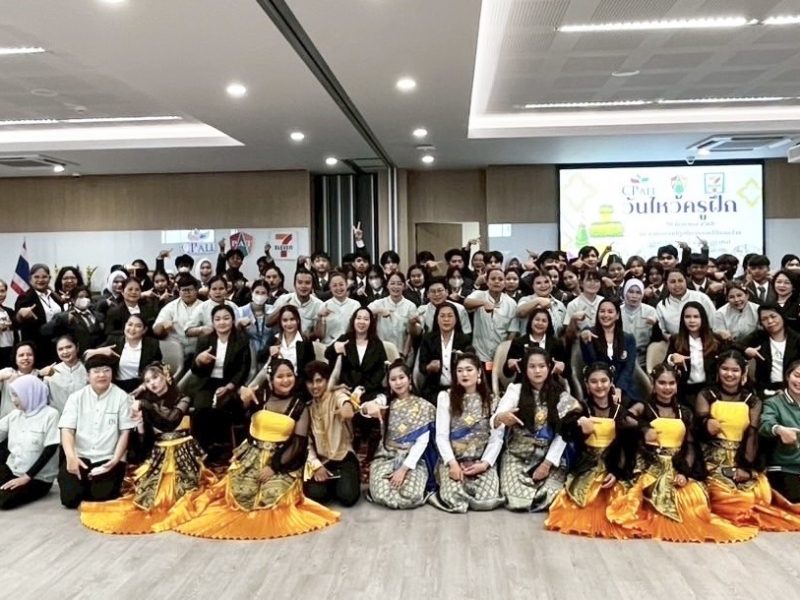 สงขลา  ศูนย์การเรียนปัญญาภิวัฒน์ หาดใหญ่ จัดพิธีไหว้ครูฝึกและมอบทุนการศึกษา