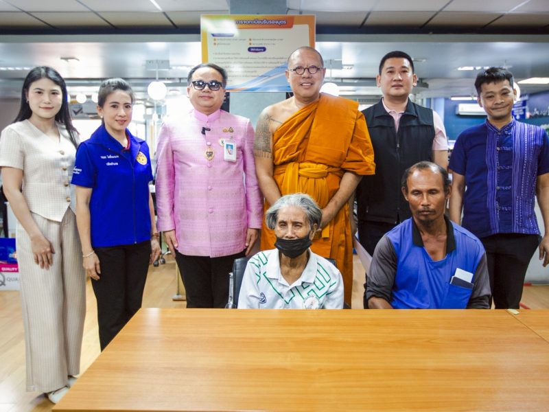 หลวงพี่น้ำฝน นายอำเภอเมืองนครปฐม สานฝันเป็นจริง ยายนกแก้ว หญิงตาบอด ร่ำไห้รับบัตรประจำตัวใบแรกในชีวิต