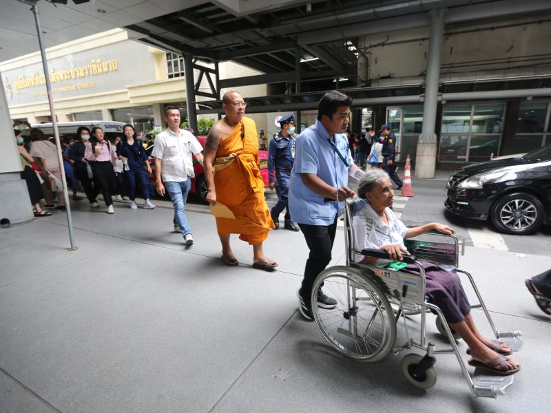 หลวงพี่น้ำฝน ช่วยคุณยายนกแก้ว ไร้บัตร ไร้สิทธิ์ รักษาช้า ดวงตามืด เสียดายพบกันช้าไป เร่งประสานรับสิทธิ์ประชาชน