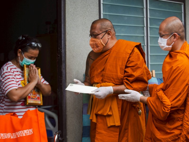 วัดไผ่ล้อมพระอารามหลวง วัดไร่ขิงพระอารามหลวง  ยึดหลัก บวร ประสานโรงพยาบาลสามพรานช่วยคุณยายนกเอี้ยง ผู้ป่วยติดเตียง