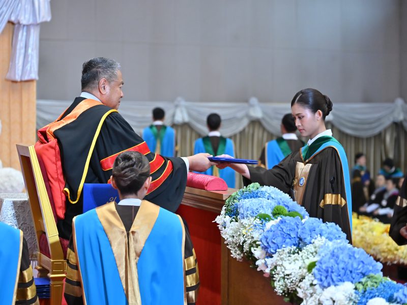 องคมนตรี เป็นผู้แทนพระองค์ ไปในพิธีพระราชทานปริญญาบัตรแก่ผู้สำเร็จการศึกษาจากมหาวิทยาลัยราชภัฏเขตภาคกลางและมหาวิทยาลัยสวนดุสิต