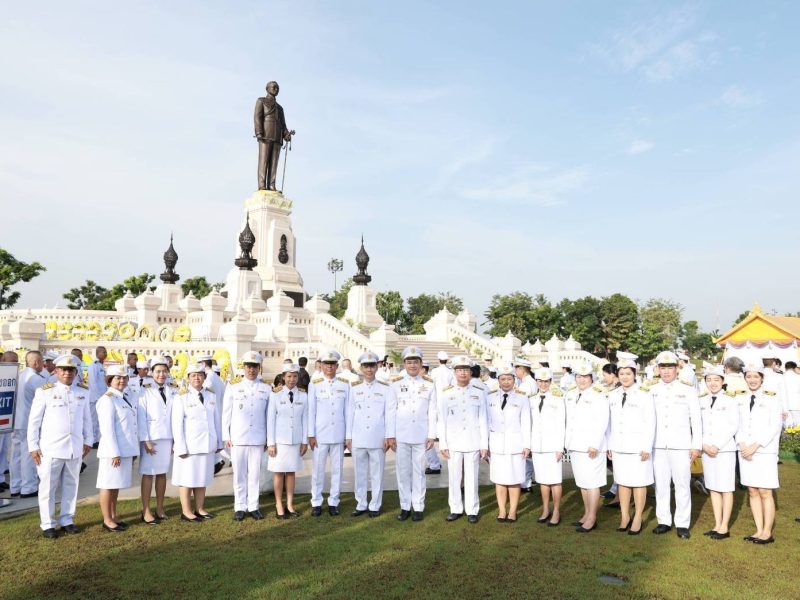 กรุงเทพมหานคร  ข้าราชการกรมการขนส่งทางบกวางพวงมาลาเนื่องในวันนวมินทรมหาราช