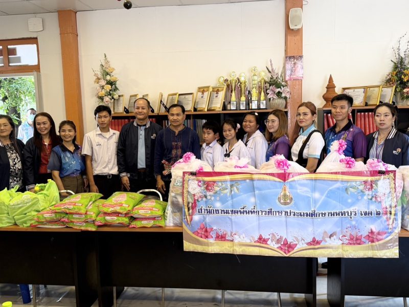 นนทบุรี   วิทยาลัยเทคโนโลยีปัญญาภิวัฒน์มอบถุงยังชีพช่วยเหลือนักเรียนประสบภัยน้ำท่วม