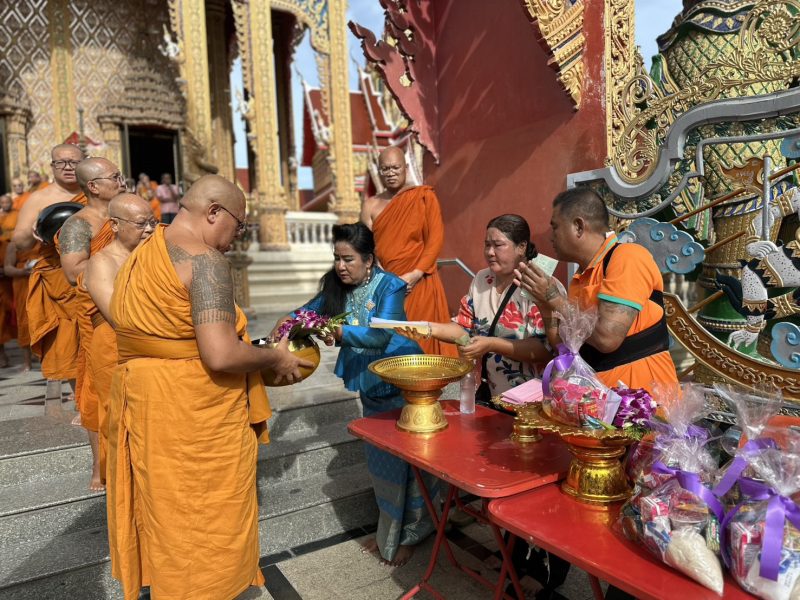 หลวงพี่น้ำฝน นำคณะพระสงฆ์วัดไผ่ล้อม พระอารามหลวง ออกรับบาตร เทโวโรหณะ  วันออกพรรษา