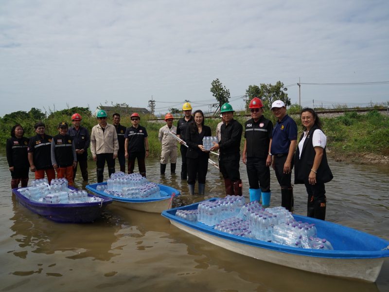 นครปฐม  PEA ลงพื้นที่น้ำท่วม ตรวจสอบจุดเสี่ยงที่อาจจะเกิดอันตรายจากกระแสไฟฟ้ารั่ว ชุมชนสะพาน 6 อำเภอนครชัยศรี