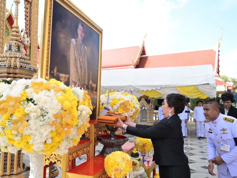 พระบาทสมเด็จพระเจ้าอยู่หัว ทรงพระกรุณาโปรดเกล้าฯ  พระราชทานผ้าพระกฐิน วัดไผ่ล้อม พระอารามหลวง จังหวัดนครปฐม