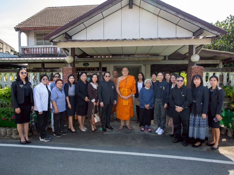 หลวงพี่น้ำฝน นำ ผอ.สพป.นครปฐม เขต1พร้อมคณะผอ.โรงเรียน-อสม. มอบเงินช่วยเหลือ อดีตอาจารย์โรงเรียนดัง ชีวิตพลิกผันในวัยชรา