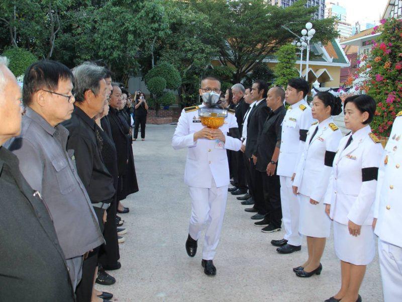 ในหลวง พระราชทานน้ำหลวงอาบศพ ครูมนัส ปิติสานต์ ศิลปินแห่งชาติ ผู้ประพันธ์เพลง “เสน่หา”