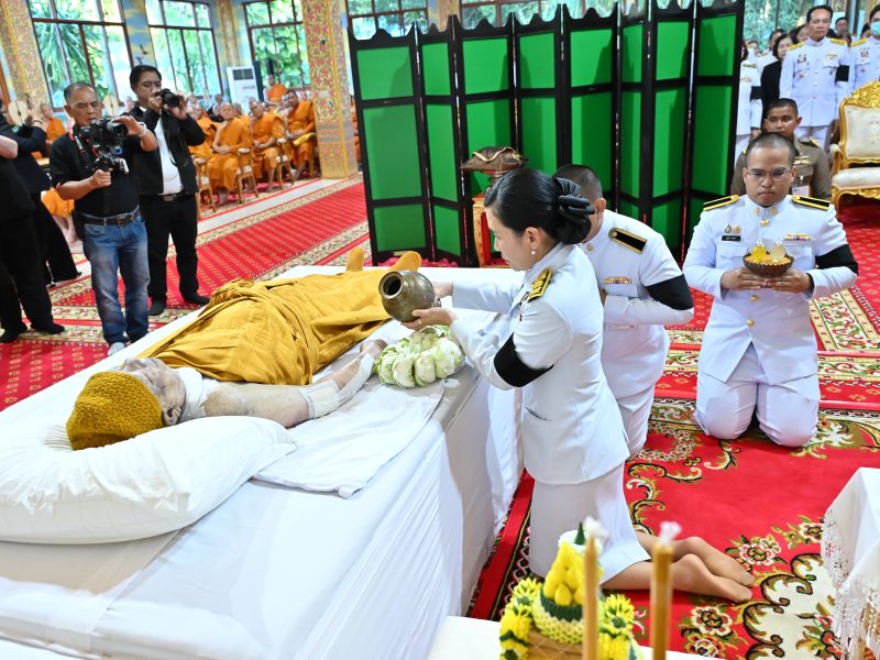 พระบาทสมเด็จพระเจ้าอยู่หัว ทรงพระกรุณาโปรดเกล้าโปรดกระหม่อม พระราชทานน้ำหลวงสรงศพถวายแด่ หลวงปู่แผ้ว