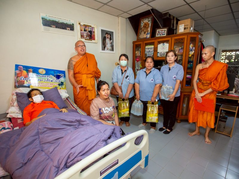 หลวงพี่น้ำฝน ส่งมอบเตียง โครงการธนาคารแห่งกำลังใจ ช่วยครอบครัวสามีป่วยหนัก
