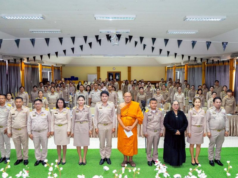 สพป.นครปฐม เขต1 นิมนต์ หลวงพี่น้ำฝน บรรยายพิเศษธรรมะ แก่คณะผู้บริหาร ข้าราชการครูและบุคลากรทางการศึกษา