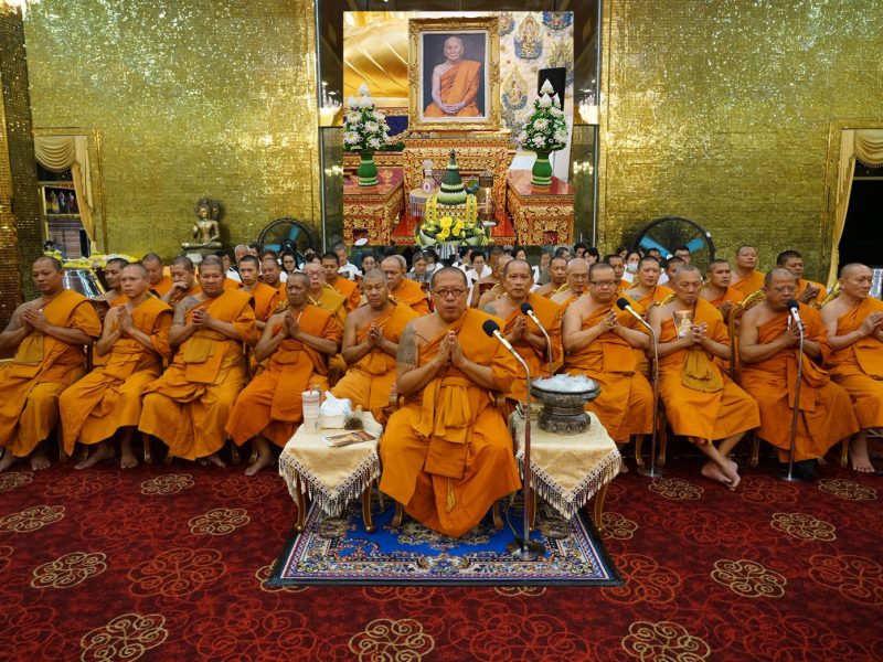 วัดไผ่ล้อม อัญเชิญ ไฟพระฤกษ์ น้ำพระพุทธมนต์ สมเด็จพระสังฆราช สวดมนต์ ปฏิบัติธรรม นำความเป็นสิริมงคลรับ ปีใหม่