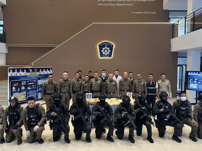 ตำรวจนครปฐมโชว์จับสองผัวเมียขับเก๋งขนยาบ้า394,600เม็ดส่งไปขายหาดใหญ่