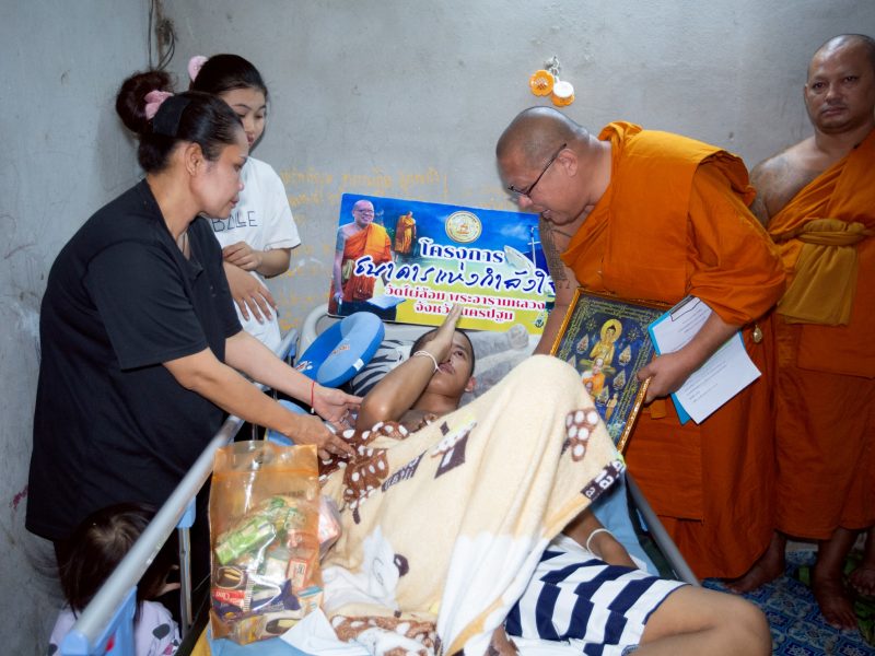 สะเทือนอารมณ์ แม่ ร่ำไห้ กราบหลวงพี่น้ำฝน มอบเตียงช่วยลูกชายผ่าสมอง นอนติดเตียง