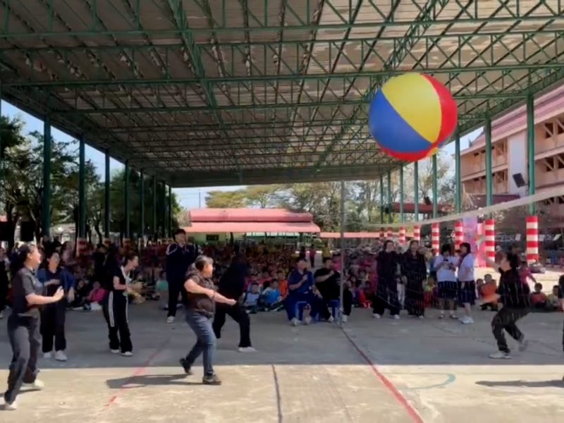 คึกคักรับวันเด็กโรงเรียนวัดไผ่ล้อมฯ จัดกิจกรรมวันเด็กแห่งชาติคุณครูโชว์กีฬาวอลเลย์บอลยักษ์
