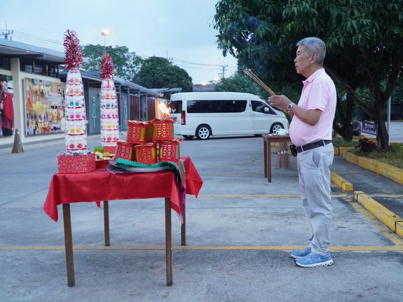 เจ้าสัวเงี๊ยบ สืบสานความศรัทธา จัดพิธีไหว้ “ทีกงแซ”  วันเกิดเทพเจ้าฟ้าดิน ความเชื่อของชาวไทยเชื้อสายจีนที่ยังคงอยู่