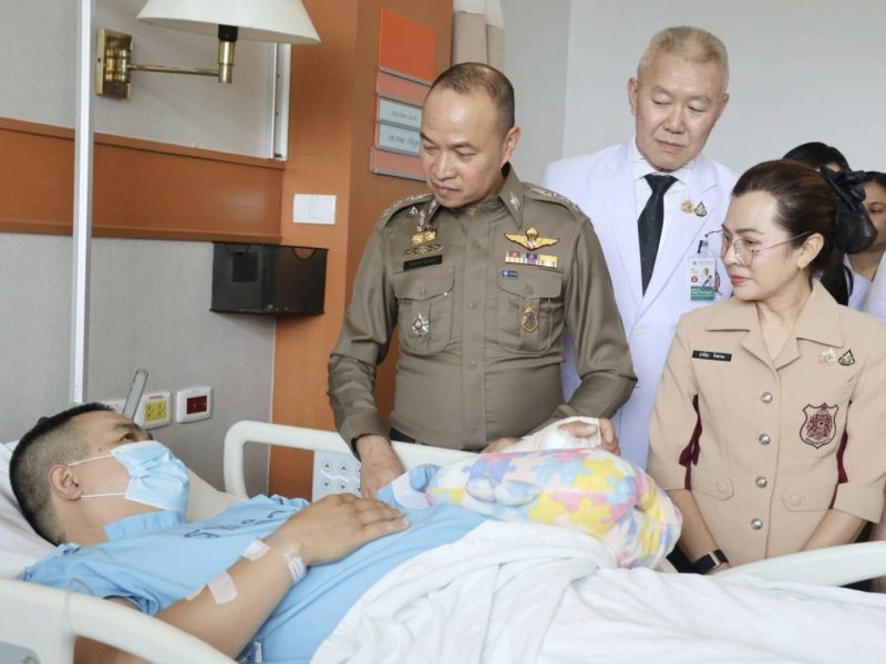 รองจเรตำรวจ พร้อมกรรมการบริหารสมาคมแม่บ้านตำรวจ เยี่ยมตำรวจสังกัด บช.น. ที่บาดเจ็บจากการปฏิบัติหน้าที่