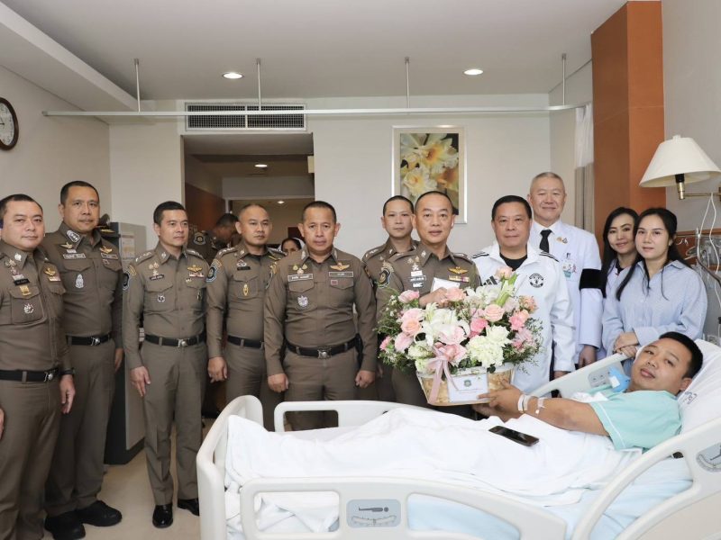 พล.ต.อ.อัคราเดช พิมลศรี ที่ปรึกษา ตร. เยี่ยมและให้กำลังใจตำรวจบาดเจ็บจากการปฏิบัติหน้าที่