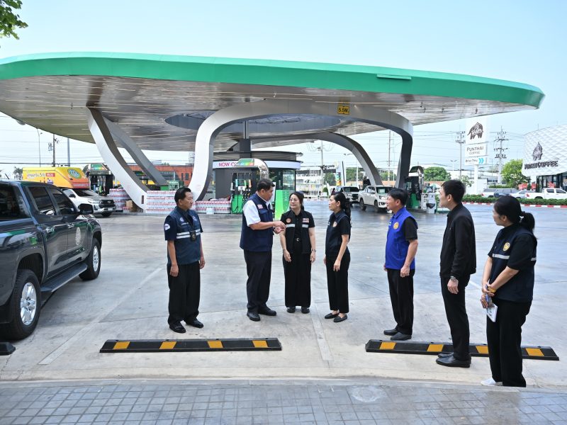 นครปฐม   ผู้ว่าฯนำหน่วยงานที่เกี่ยวข้อง ลงพื้นที่ตรวจสอบสถานีบริการน้ำมันเชื้อเพลิง