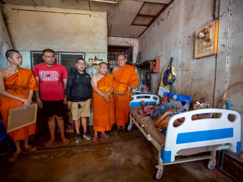 หลวงพี่น้ำฝน นำพระบอย สติ๊กเกอร์ฯ รุดมอบเตียงเพื่อผู้ป่วย เผย 3 ชีวิตใช้ชีวิตกลางเมืองถูกตัดไฟฟ้า น้ำปะปานานแรมปี