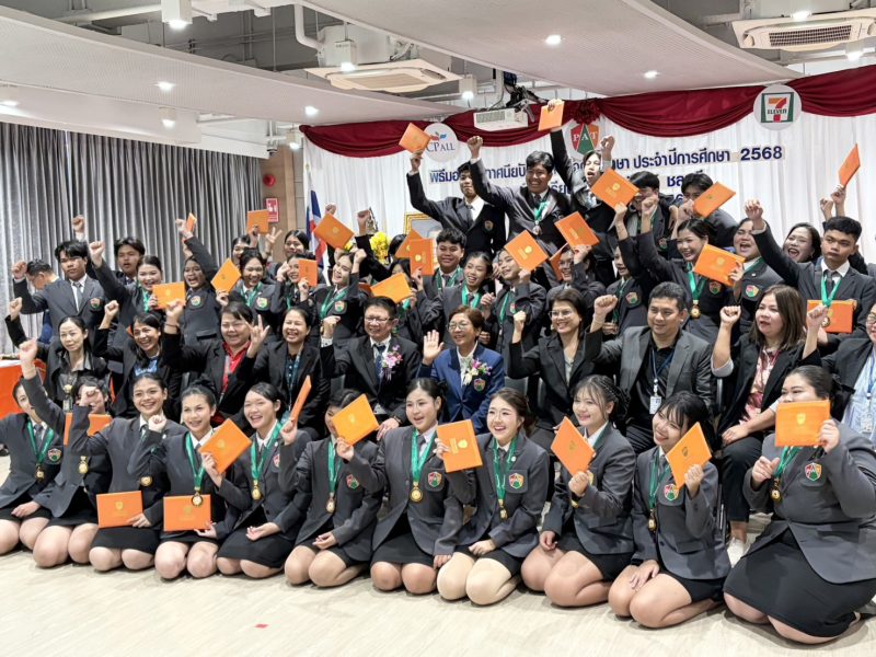 ศูนย์การเรียนปัญญาภิวัฒน์ ชลบุรี มอบประกาศนียบัตรแก่ผู้สำเร็จการศึกษา