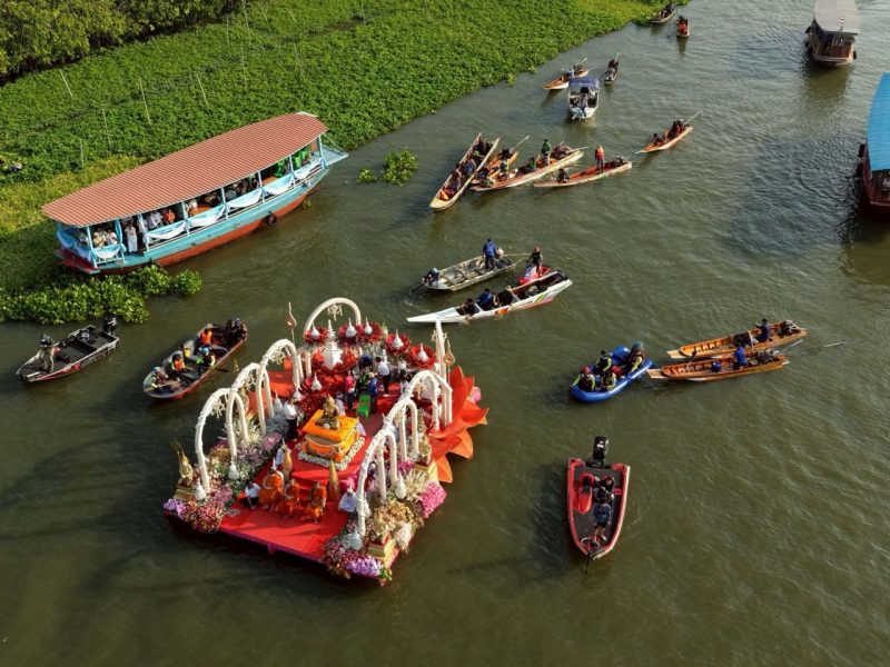 สุดยิ่งใหญ่ อลังการ สาธุชนแห่ร่วมพิธีเปิดงาน เทศกาลนมัสการปิดทองหลวงพ่อวัดไร่ขิง ประจำปี 2569