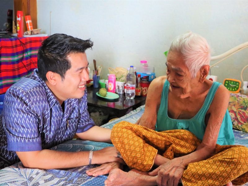 ปทุมธานี นายกเทศมนตรีเมืองบางคูวัด เยี่ยมย่าทวด 4 แผ่นดินอายุเกิน 100 ปี