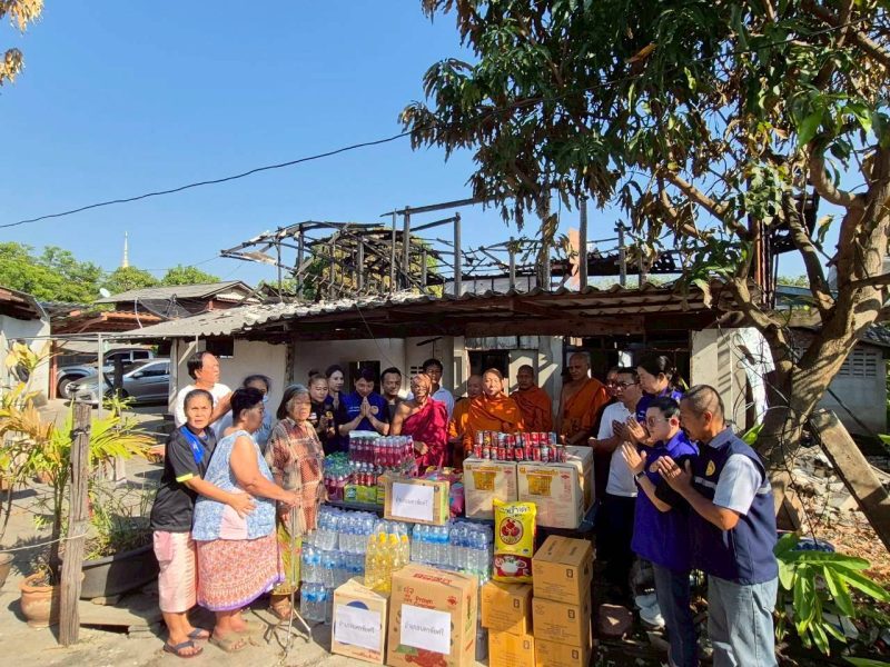 นายอำเภอนครชัยศรี ร่วมผู้นำชุมชน คณะสงฆ์ มอบเงินเครื่องใช้ ให้กำลังใจ ผู้ประสบ 4 ชีวิต เหตุเพลิงไหม้บ้านเรือนช่วงหน้าร้อน