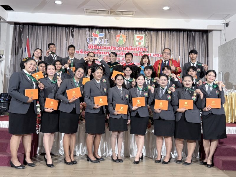 ศูนย์การเรียนปัญญาภิวัฒน์ เพชรบุรี มอบประกาศนียบัตรแก่ผู้สำเร็จการศึกษาปี2568