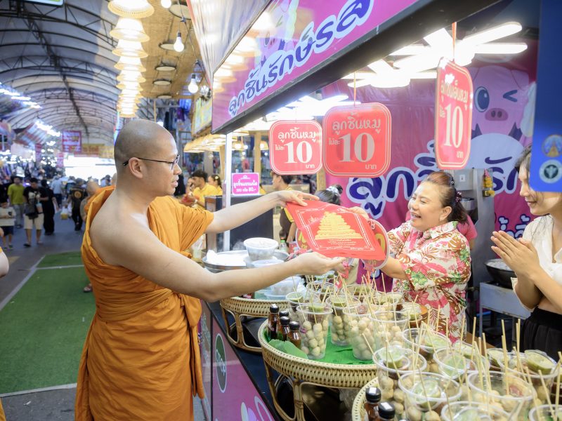 พ่อค้า แม่ค้าขายงานวัดไร่ขิง ปลื้มใจ  รับผ้ายันต์และวัตถุมงคลที่ระลึก งานประจำปีวันสุดท้าย