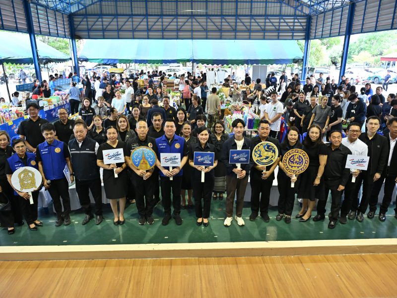 นครปฐม Kick Off ทั้ง7อำเภอ “ไทยช่วยไทย ลดภาระค่าครองชีพ”จำหน่ายสินค้าราคาประหยัด ส่งเสริมเศรษฐกิจฐานราก