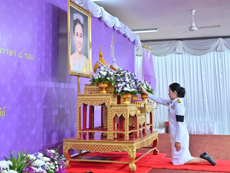 นครปฐม   เจริญพระพุทธมนต์ และทำบุญตักบาตร ถวายพระราชกุศลแด่ สมเด็จพระนางเจ้าฯ พระบรมราชินี