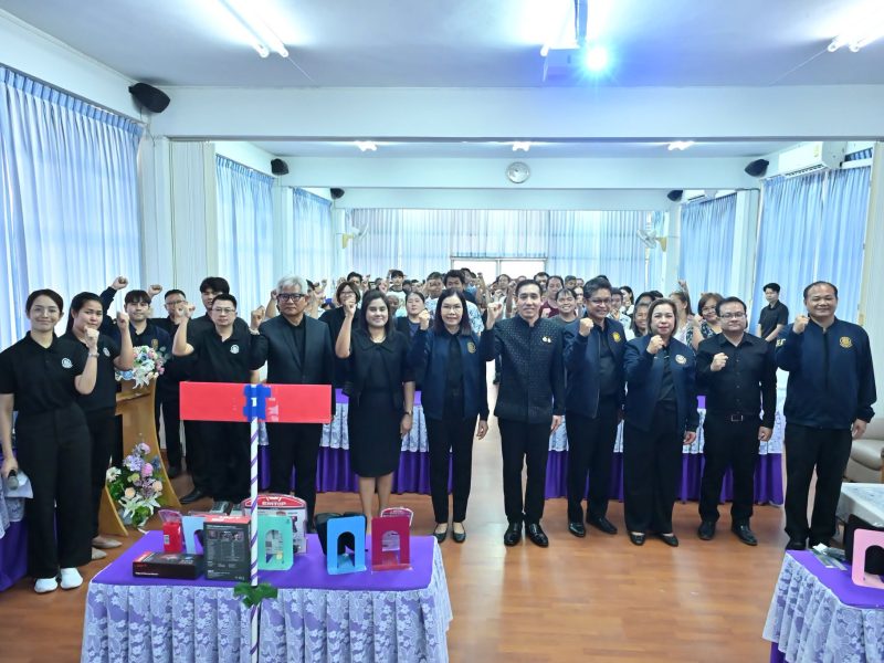 นครปฐม  สถาบันพัฒนาฝีมือแรงงาน 16 มอบชุดเครื่องมือในการประกอบอาชีพ